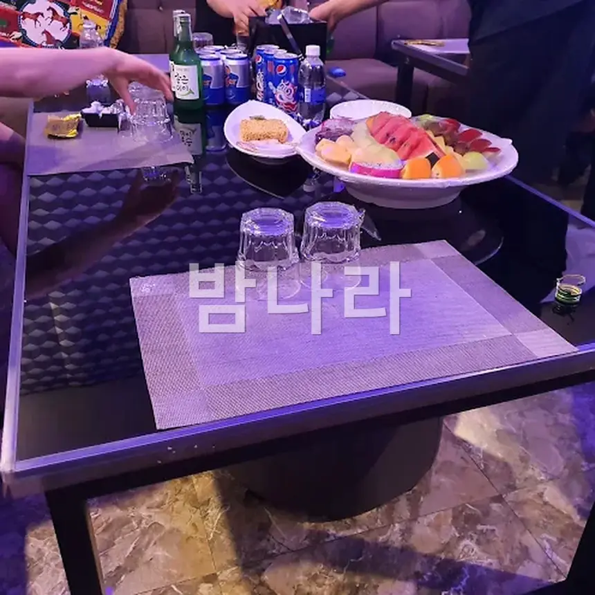 다낭 준코 가라오케 노래와 술자리가 어우러진 룸 내부