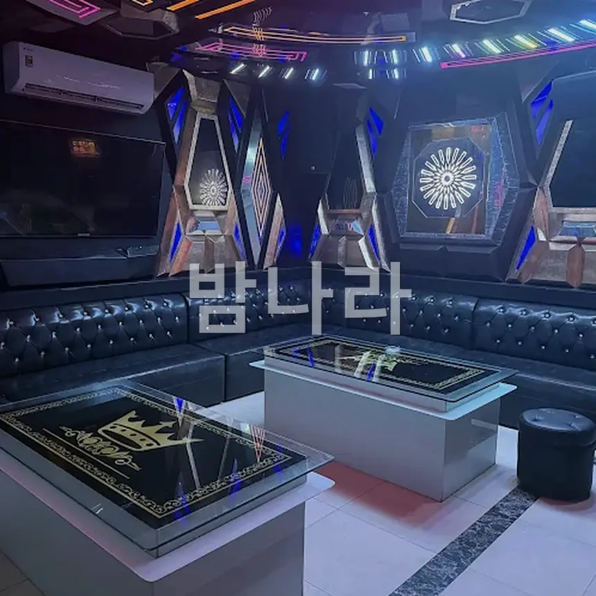 다낭 유니크 가라오케 해안도로변 3층 룸 전경과 조명