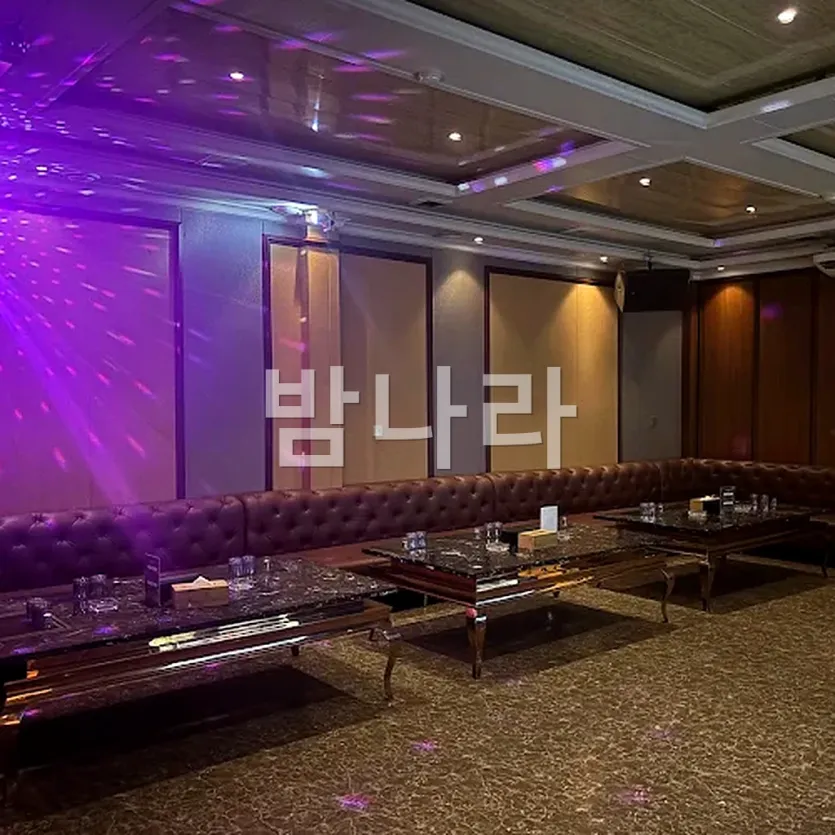 다낭 아우디 가라오케 깔끔하게 정돈된 중형 룸 내부