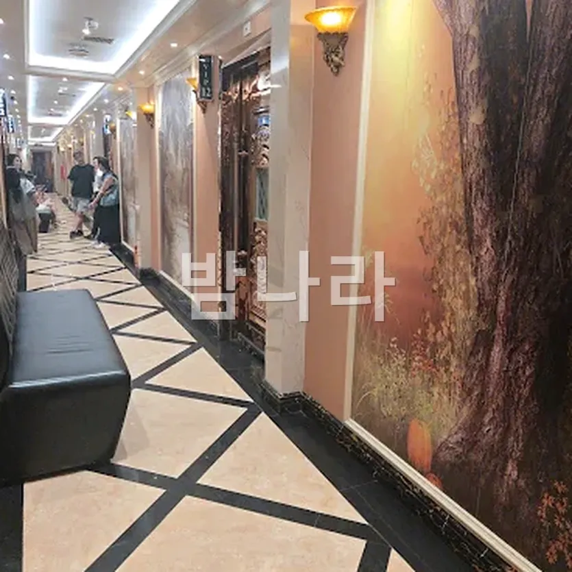 다낭 아우디 가라오케 복도와 룸 입구 분위기
