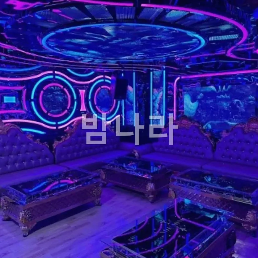 다낭 벤츠 가라오케 VIP 룸의 넓은 소파와 무대 공간