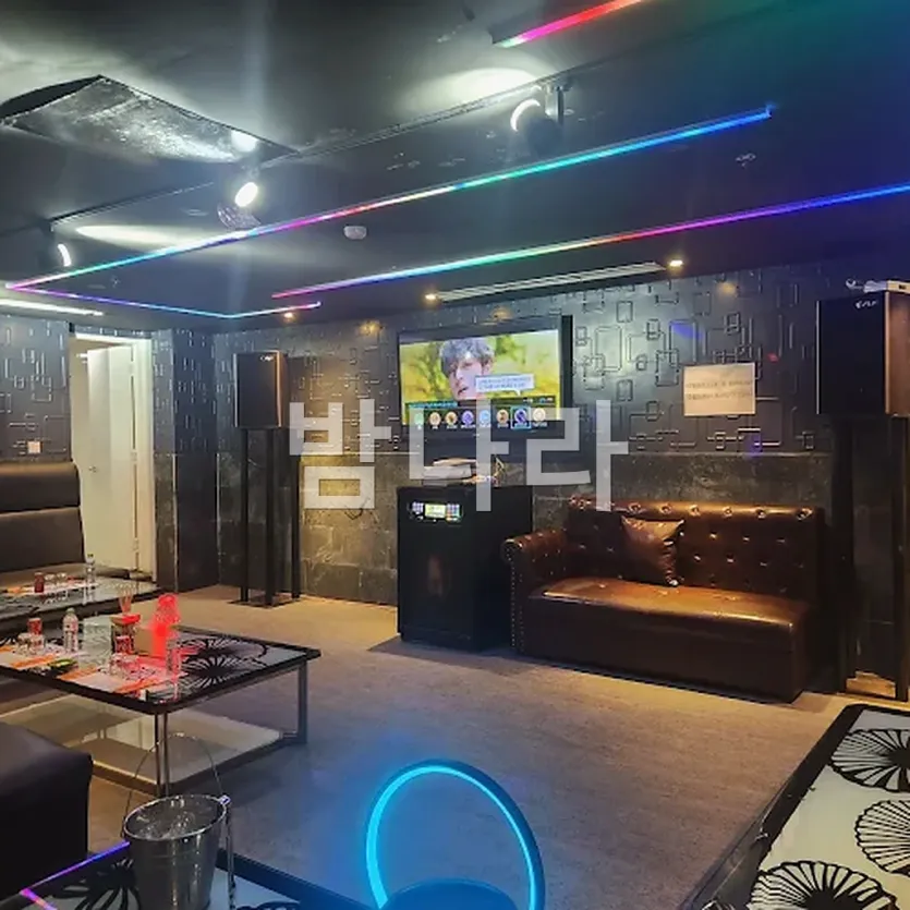 다낭 에덴 가라오케 정돈된 좌석 배치의 룸 내부