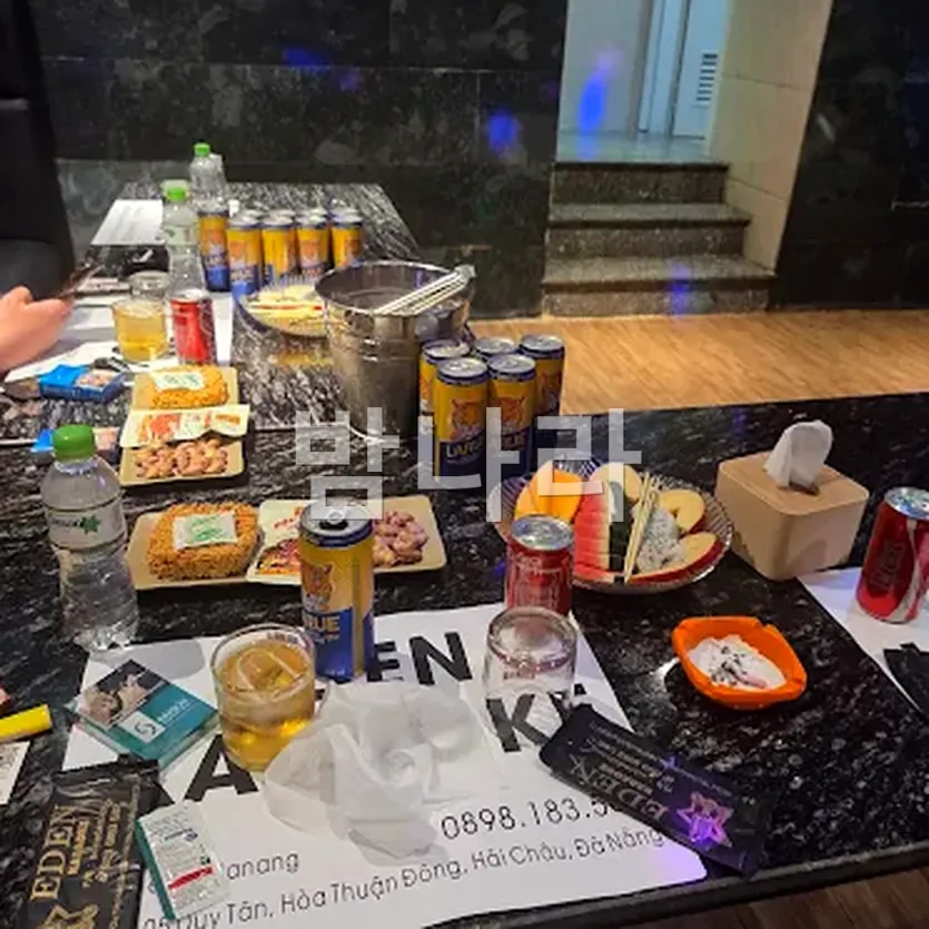 다낭 에덴 가라오케 깔끔하게 차려진 주류와 안주 세팅