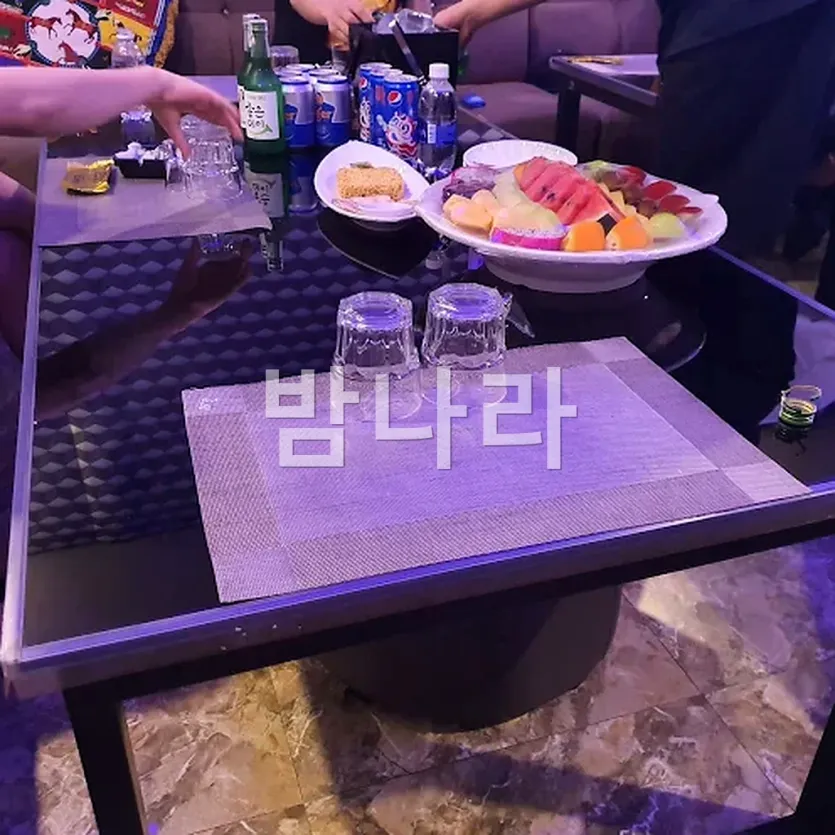 다낭 준코 가라오케 노래와 술자리가 어우러진 룸 내부