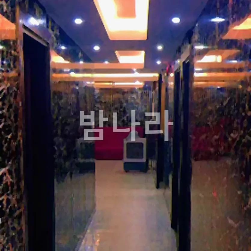 다낭 넘버원 가라오케 VIP 룸 전경과 좌석 구성