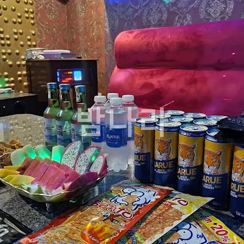 다낭 넘버원 가라오케 복도와 룸 입구 분위기