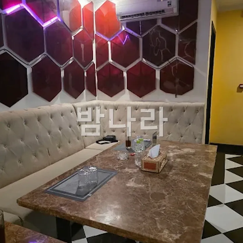 다낭 원오페라 가라오케 한강뷰 창가 룸의 좌석 배치