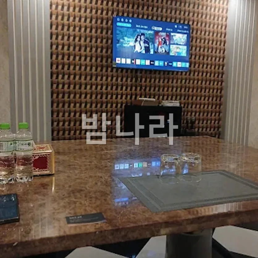 다낭 원오페라 가라오케 넓은 대형 룸 내부와 무대 공간