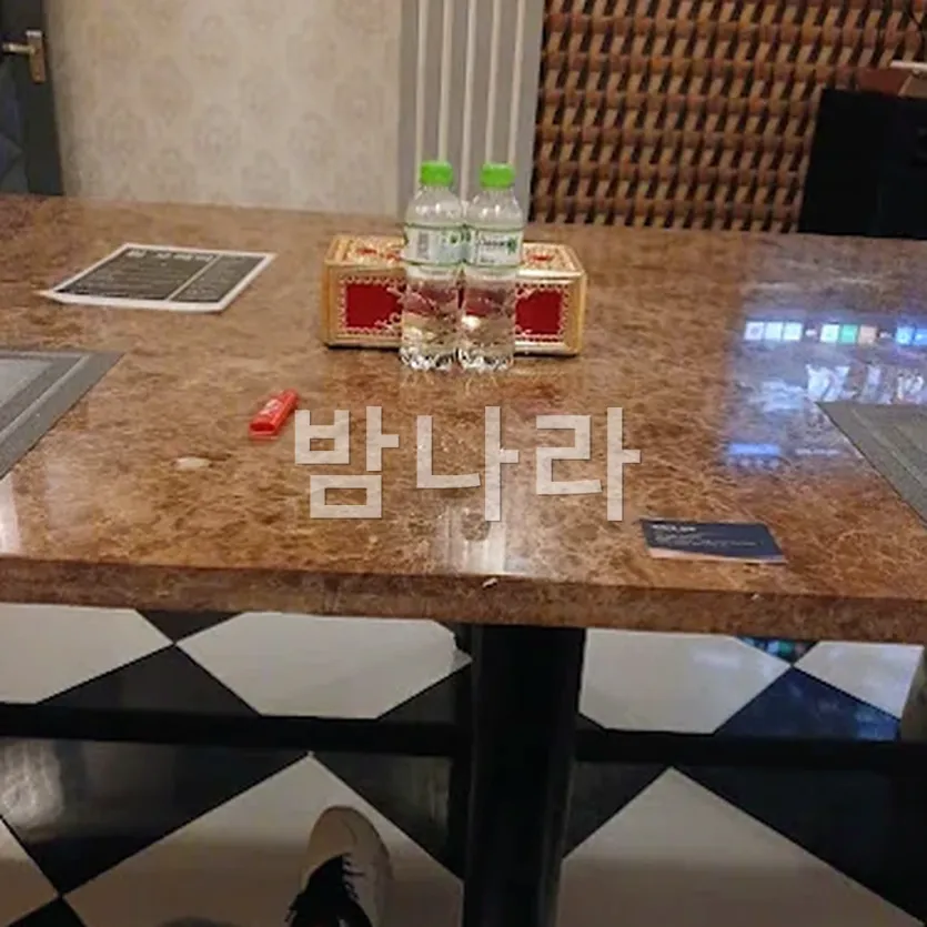 다낭 원오페라 가라오케 주류 세트와 안주 테이블 구성