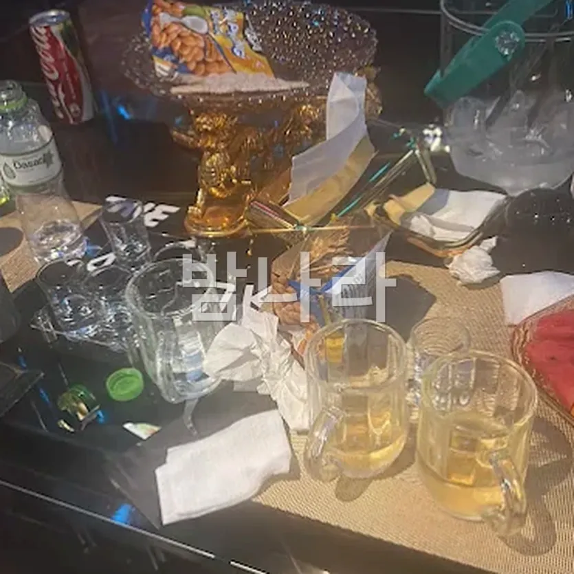 다낭 더 나인 가라오케 란제리 콘셉트 룸의 화사한 조명