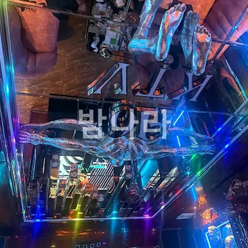 다낭 더 나인 가라오케 넓은 단체 룸과 무대 공간