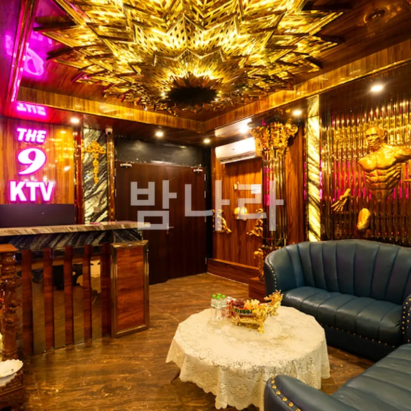 다낭 더 나인 가라오케 테이블 세팅과 주류 구성