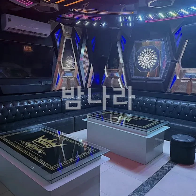 다낭 유니크 가라오케 해안도로변 3층 룸 전경과 조명