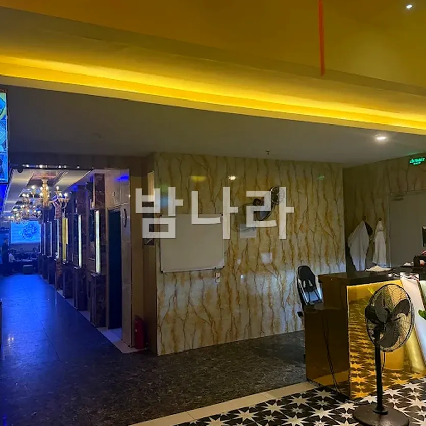다낭 유니크 가라오케 테이블 세팅과 주류 세트 구성