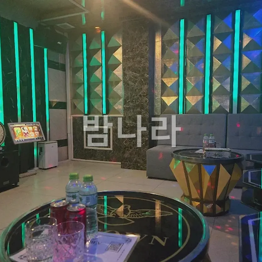 다낭 업타운 가라오케 해안 골목의 외관과 입구 전경