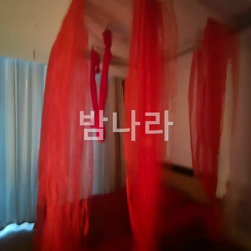 다낭 빨간그네 마사지 세라복 콘셉트 관리사 분위기