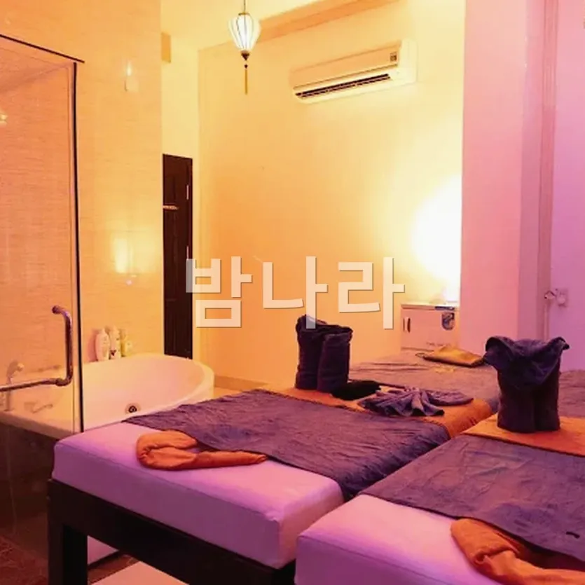 다낭 화월루 마사지 중화풍 로비와 붉은 등롱 분위기