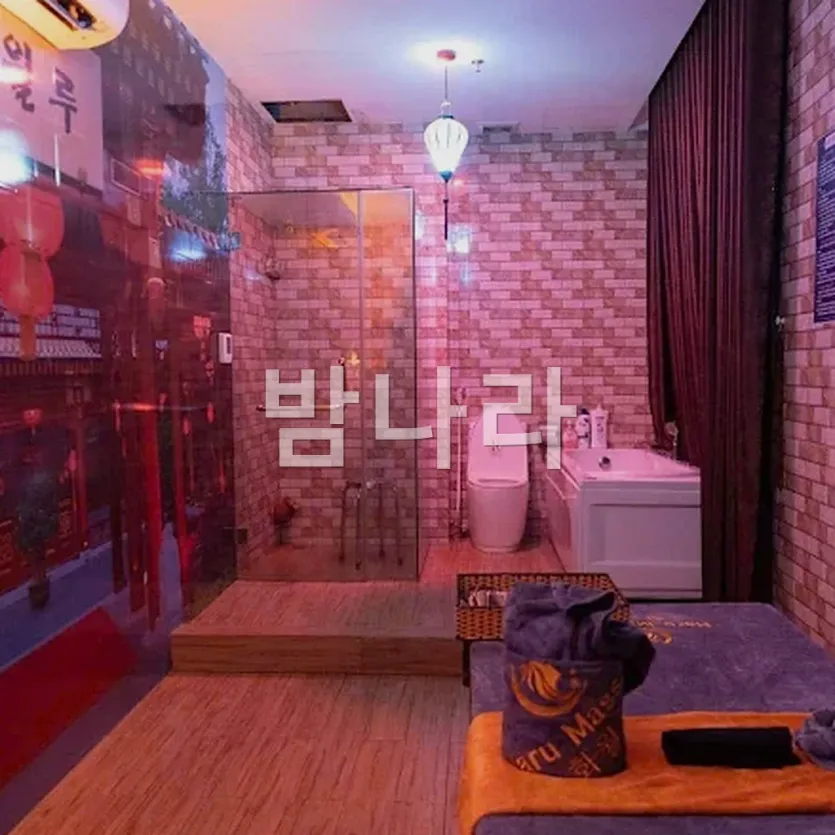 다낭 화월루 마사지 정돈된 관리룸 내부와 베드