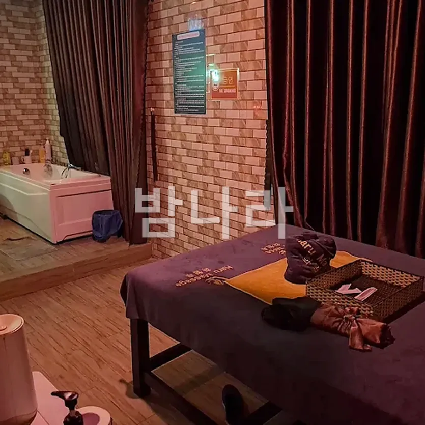 다낭 화월루 마사지 프리미엄 코스 룸과 동양풍 조명