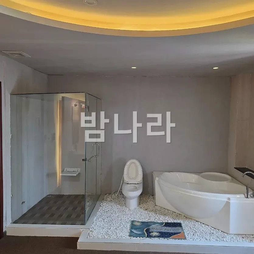 다낭 수 사우나 관리룸 전경과 베드