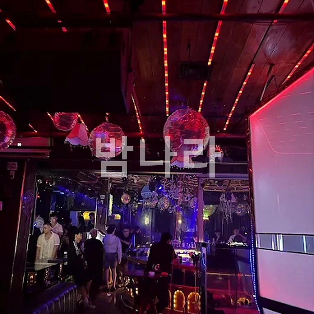 다낭 뉴골든파인 클럽 소파 부스와 보틀 세트 자리