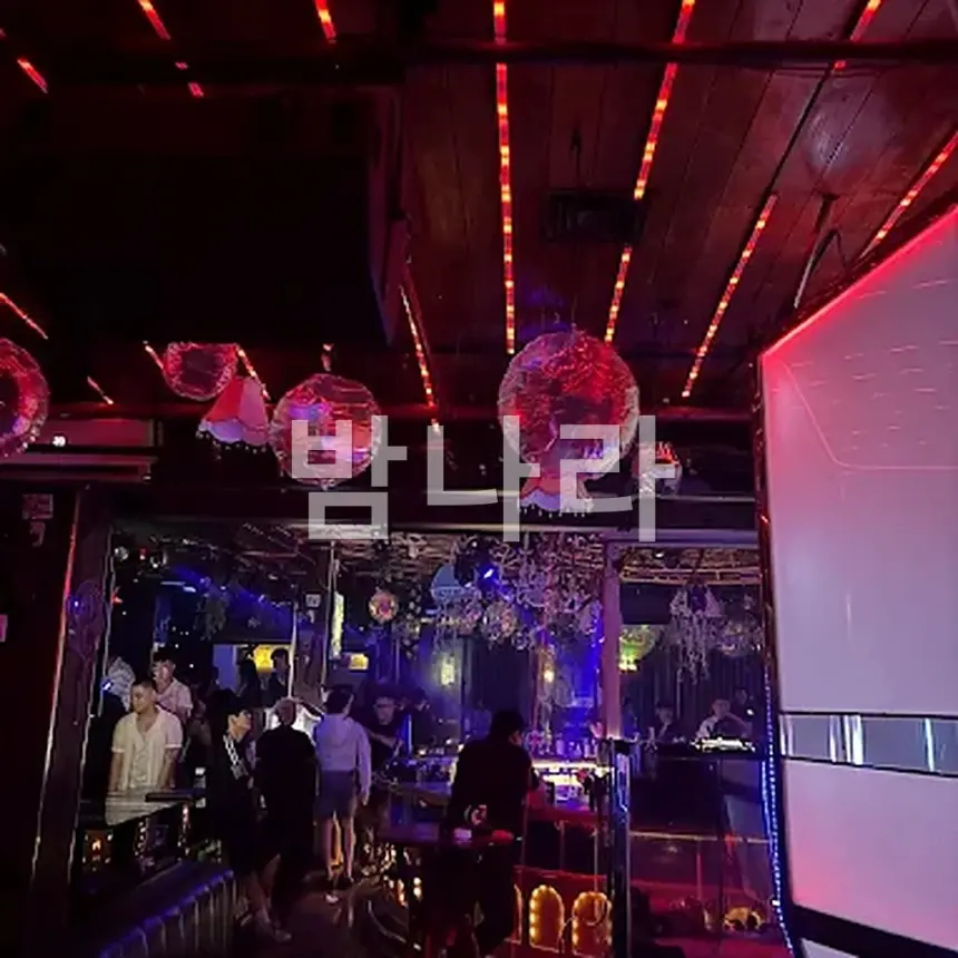 다낭 뉴골든파인 클럽 소파 부스와 보틀 세트 자리