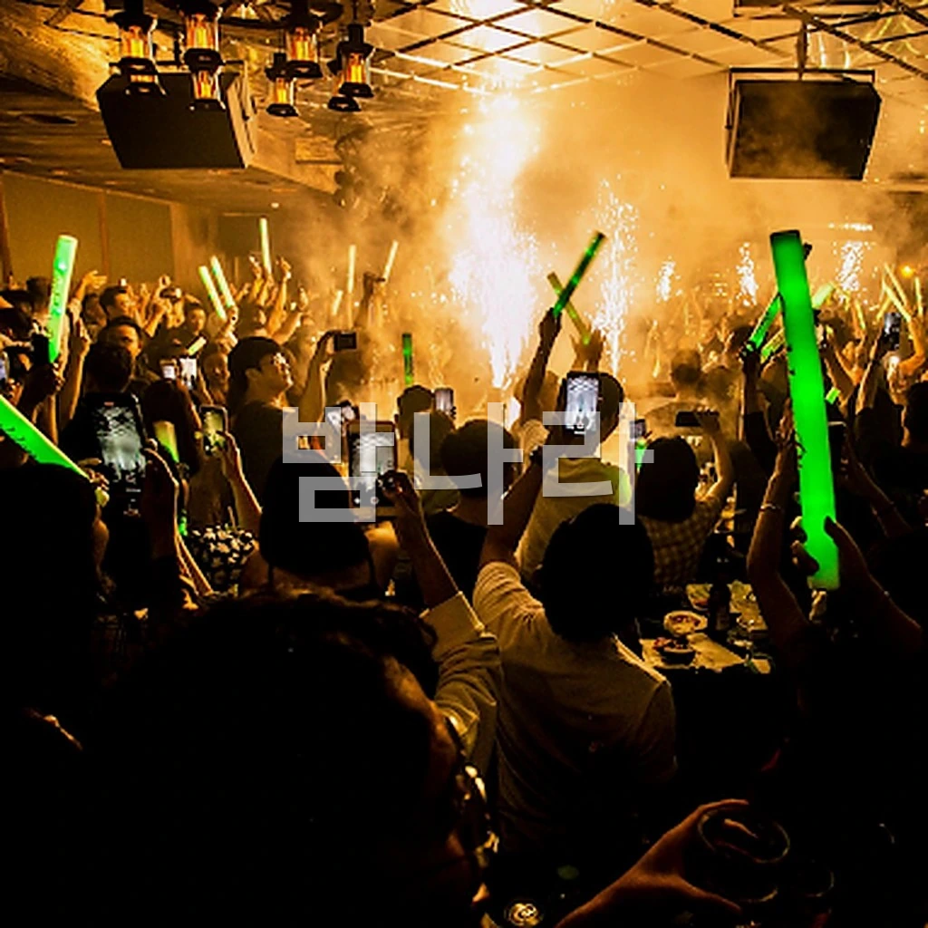 다낭 뉴골든파인 클럽 피크 타임 플로어와 DJ 사운드 분위기