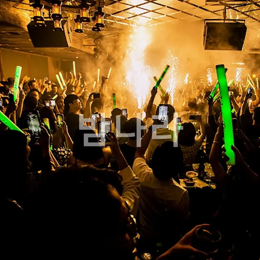 다낭 뉴골든파인 클럽 피크 타임 플로어와 DJ 사운드 분위기
