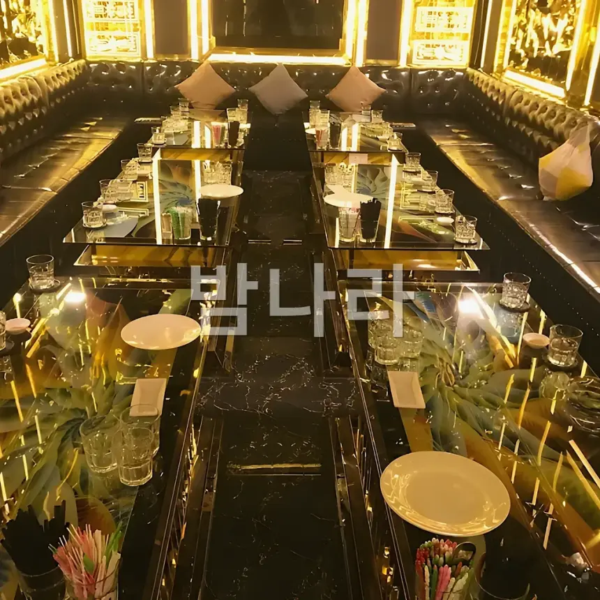 호치민 21 럭셔리 가라오케 화려한 조명의 룸 전경