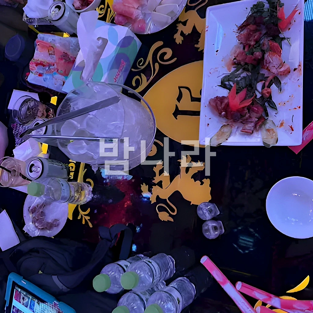 호치민 21 럭셔리 가라오케 테이블 세팅과 주류 구성