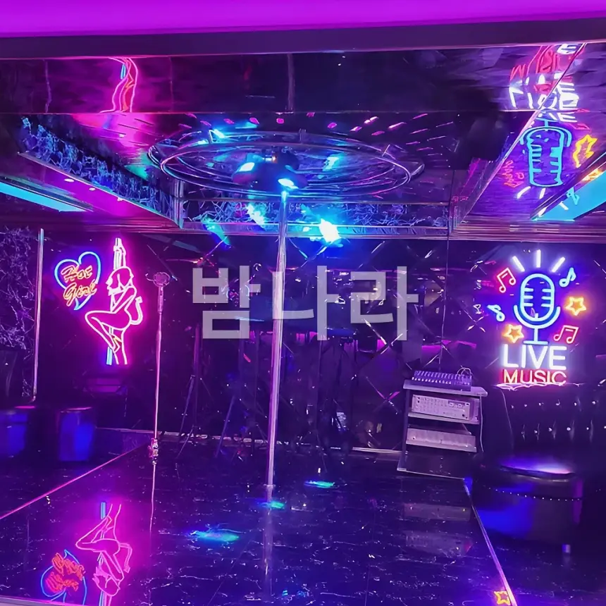 호치민 아레나 가라오케 화려한 천장 조명과 대형 화면