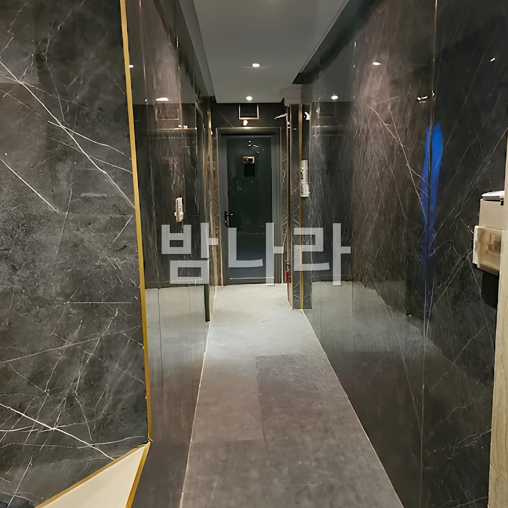호치민 오로라 가라오케 단골이 찾는 룸의 조명