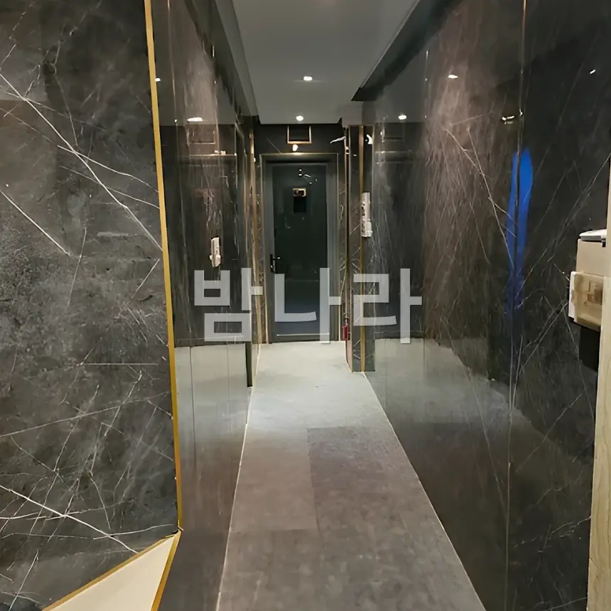 호치민 오로라 가라오케 단골이 찾는 룸의 조명