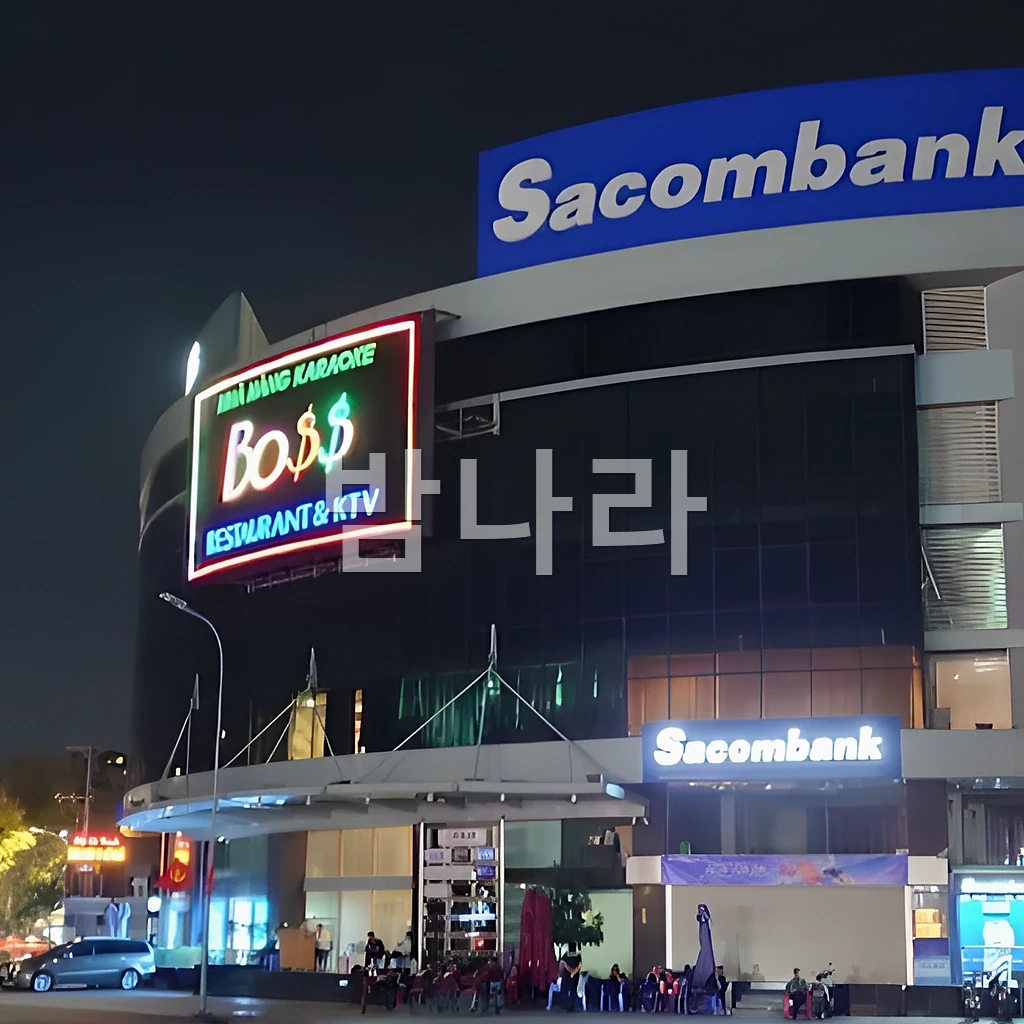 호치민 보스 가라오케 화려한 조명의 대형 룸 전경