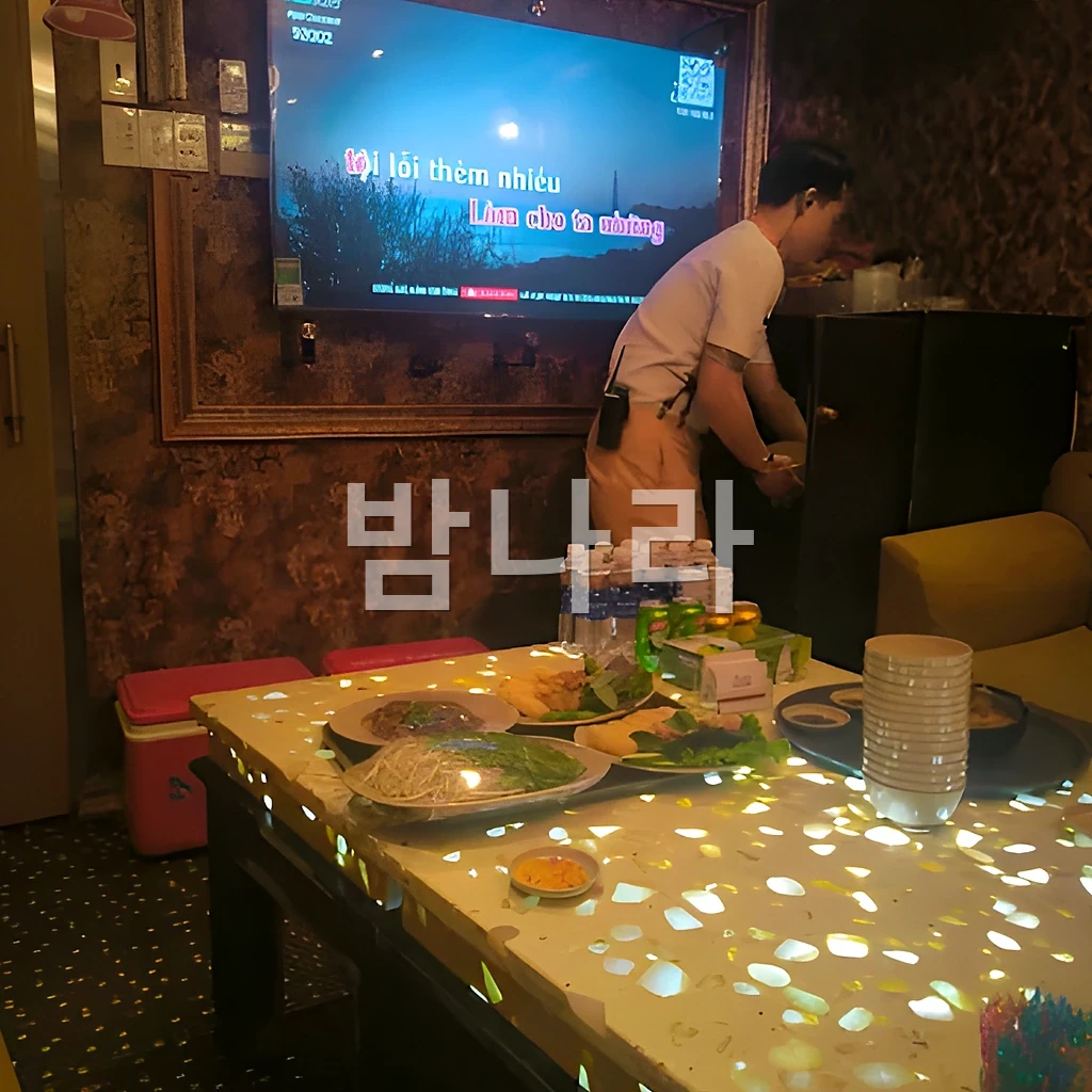 호치민 보스 가라오케 ㄷ자 소파의 단체 룸과 대형 화면