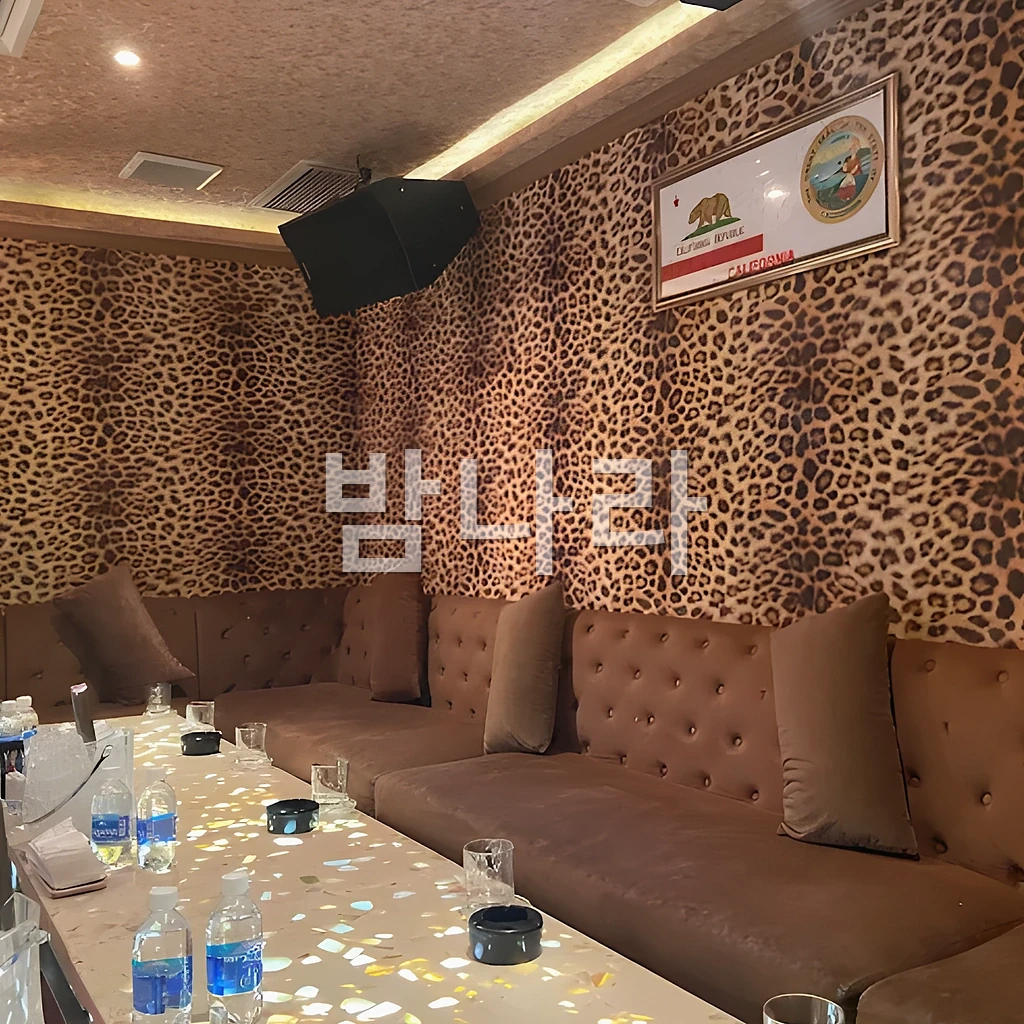 호치민 보스 가라오케 테이블 세팅과 주류 구성