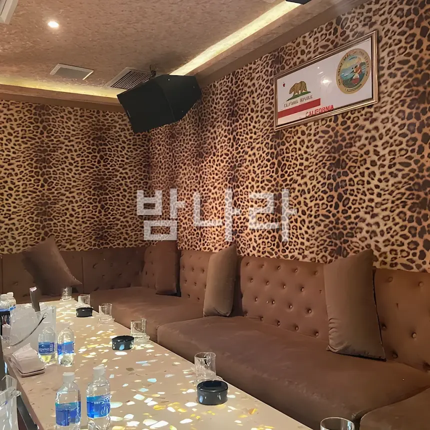 호치민 보스 가라오케 테이블 세팅과 주류 구성