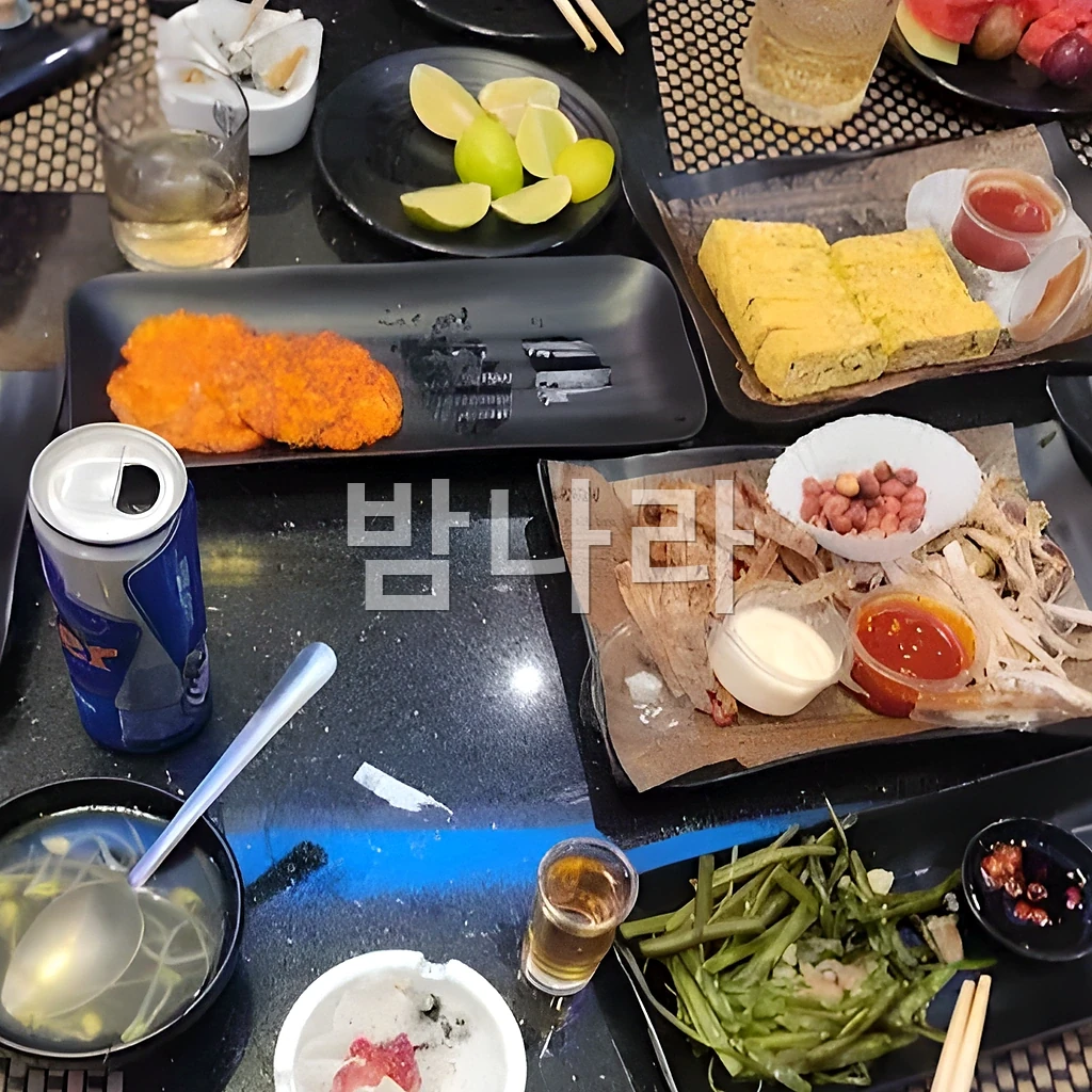 호치민 두바이 가라오케 깊은 색감의 룸 좌석과 테이블