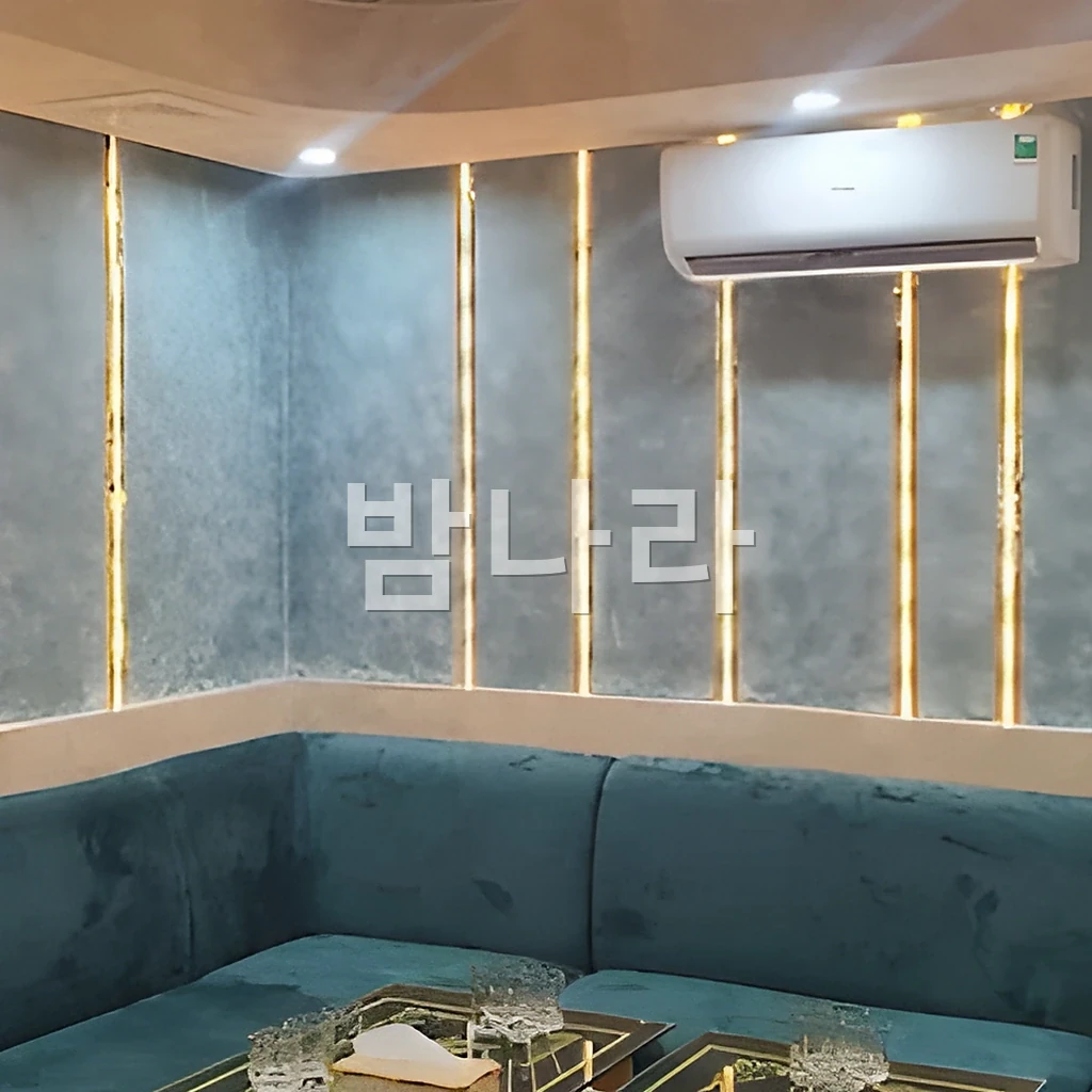 호치민 넘버원 가라오케 긴 복도와 줄지어 있는 룸 입구