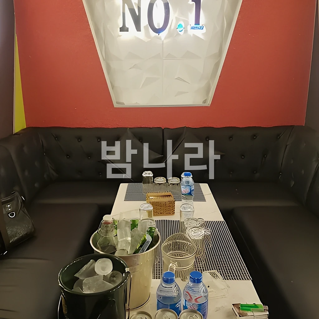 호치민 넘버원 가라오케 테이블에 세팅된 주류 세트와 안주