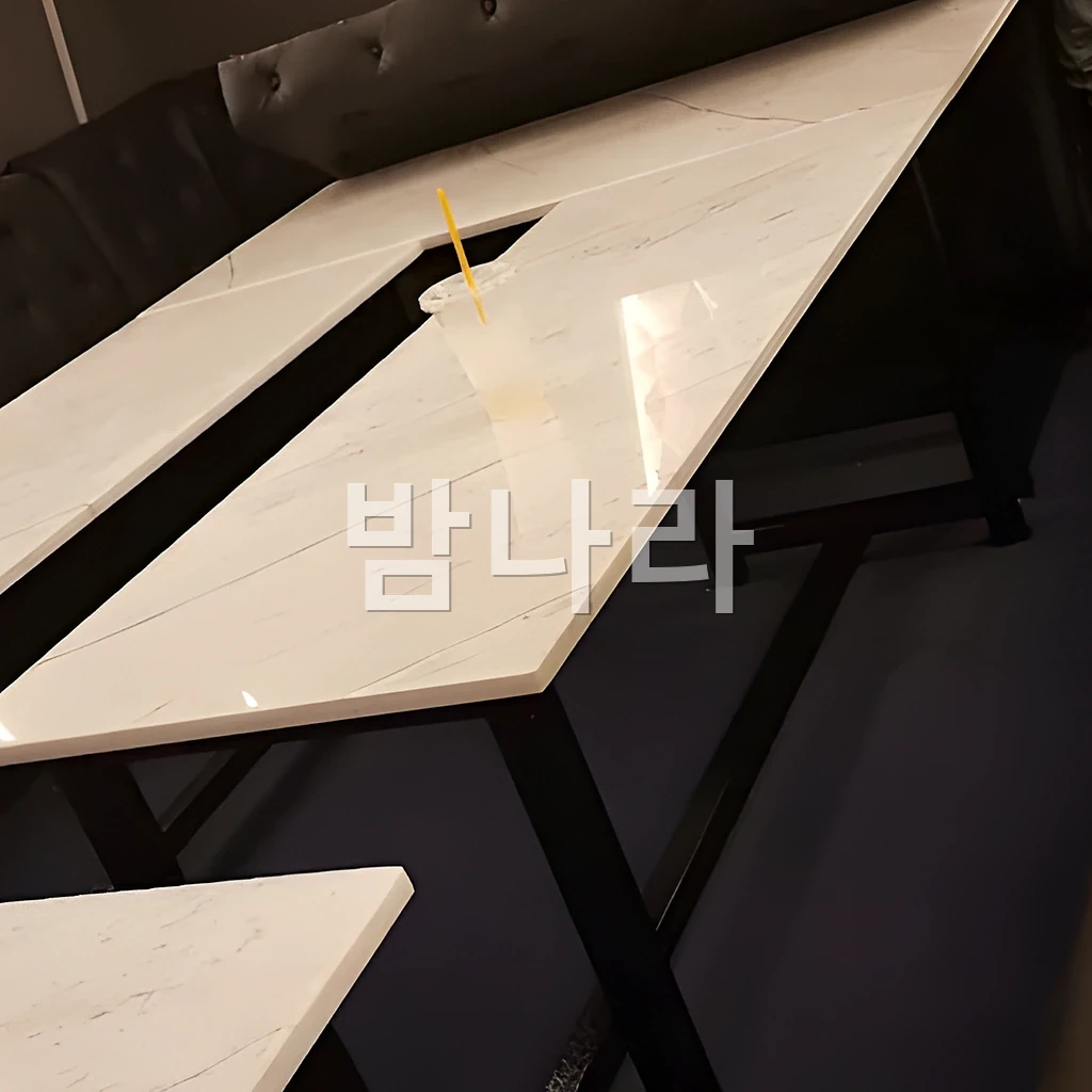 호치민 넘버원 가라오케 단체 룸에서의 술자리 분위기