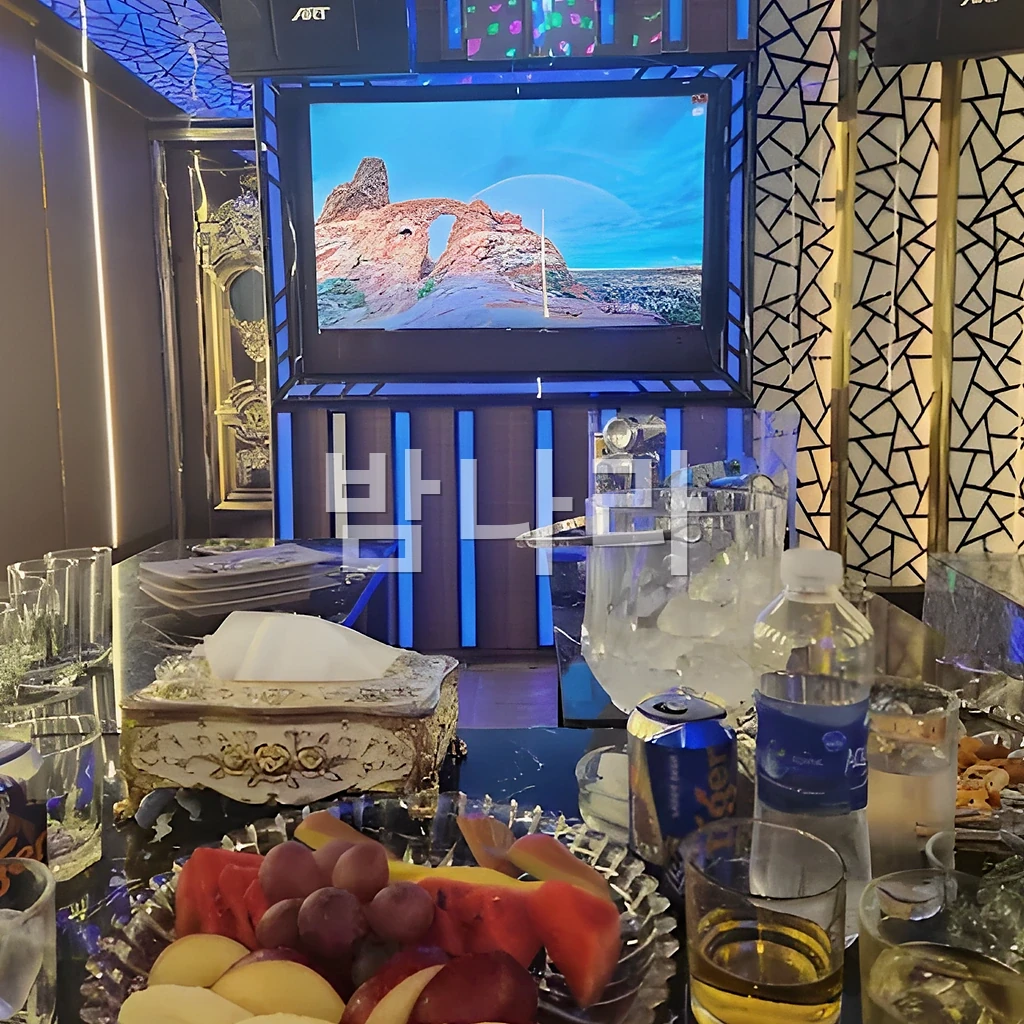 호치민 넘버원 가라오케 레탄톤 거리의 외관과 간판