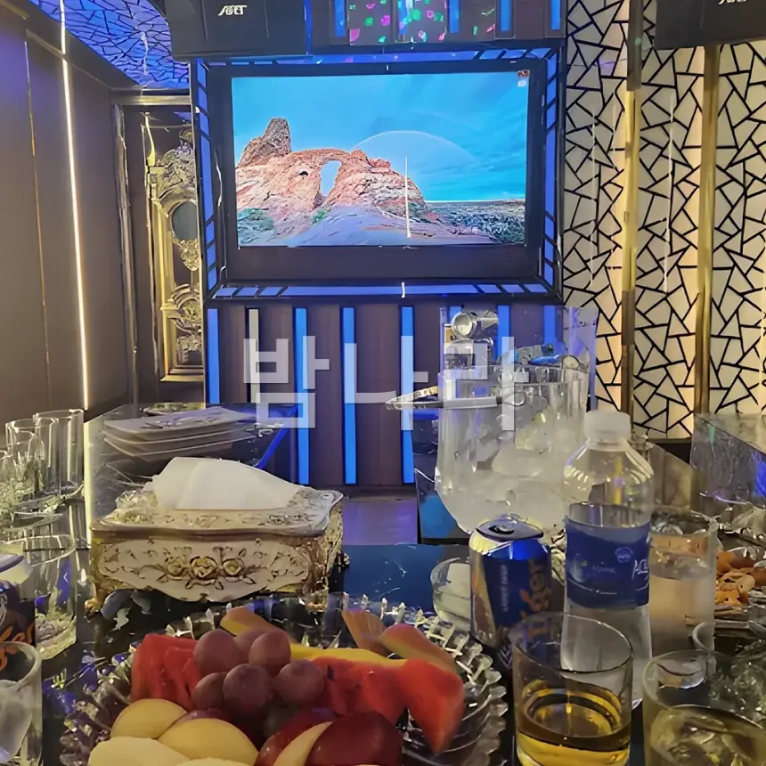 호치민 넘버원 가라오케 레탄톤 거리의 외관과 간판
