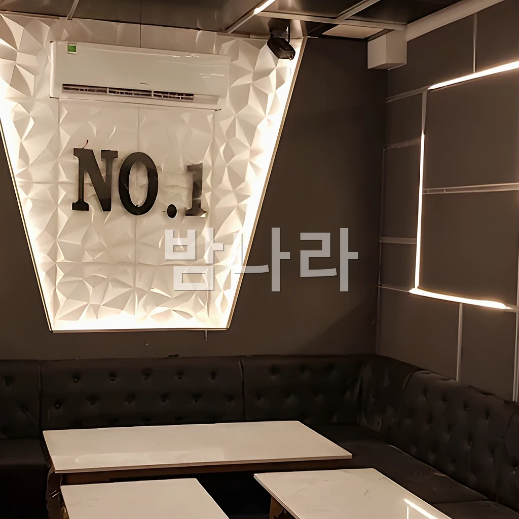 호치민 넘버원 가라오케 복도와 룸 입구의 야간 조명