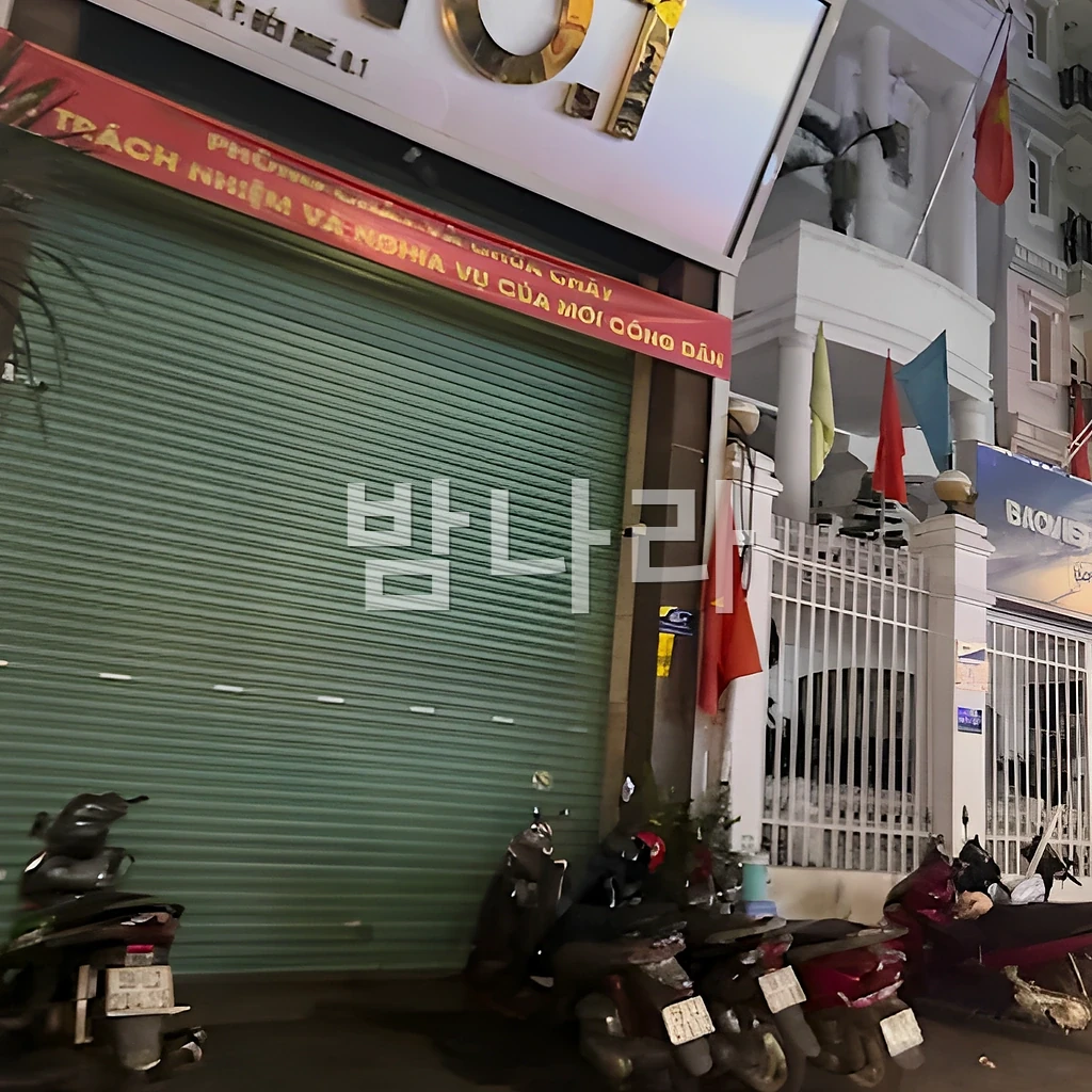 호치민 넘버원 가라오케 마무리 정산을 앞둔 룸의 야간 분위기