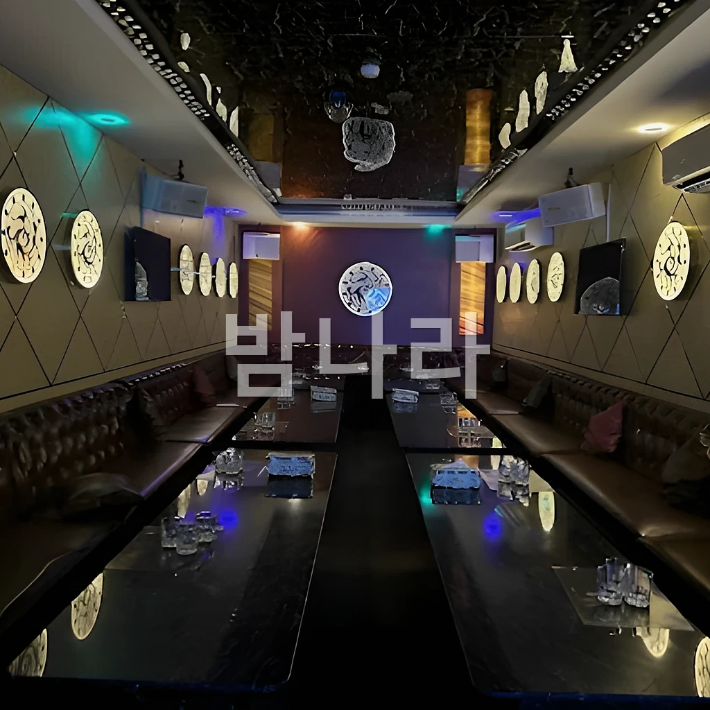 호치민 퍼블릭 가라오케 화려한 조명의 대형 룸 전경
