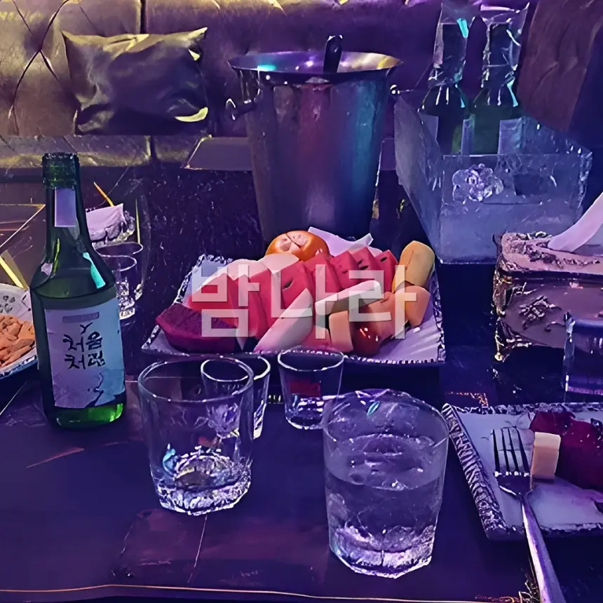 호치민 퍼블릭 가라오케 룸 인테리어와 좌석 배치