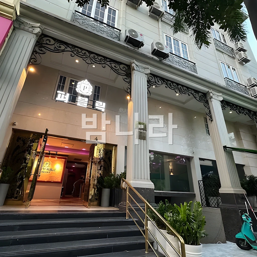 호치민 퍼블릭 가라오케 테이블 세팅과 양주 구성