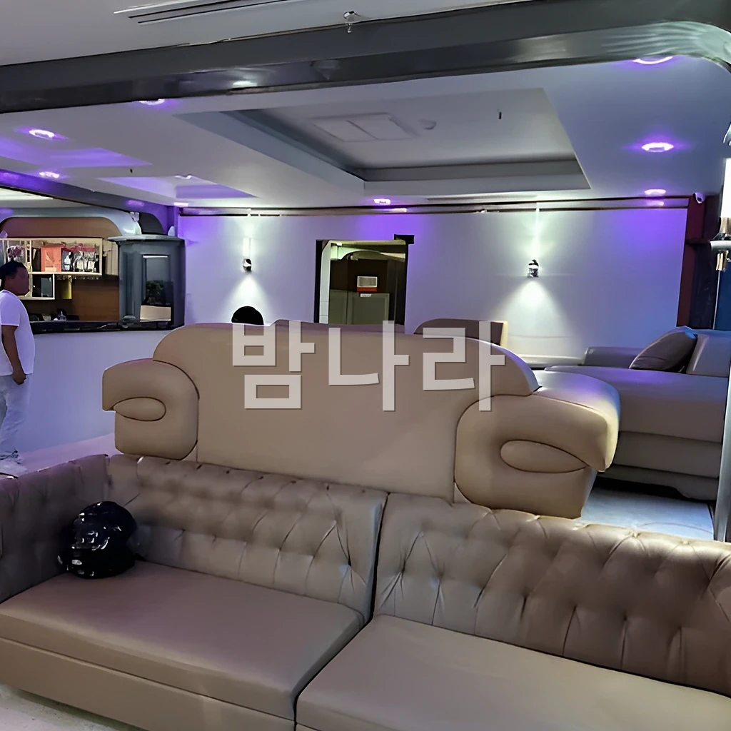 호치민 퍼블릭 가라오케 넓은 단체 룸과 무대 공간