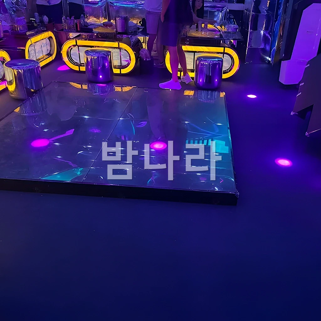 호치민 RED 155 가라오케 룸 천장 조명과 무대 공간